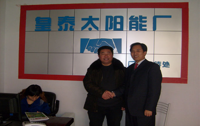 和部分客户一起合影